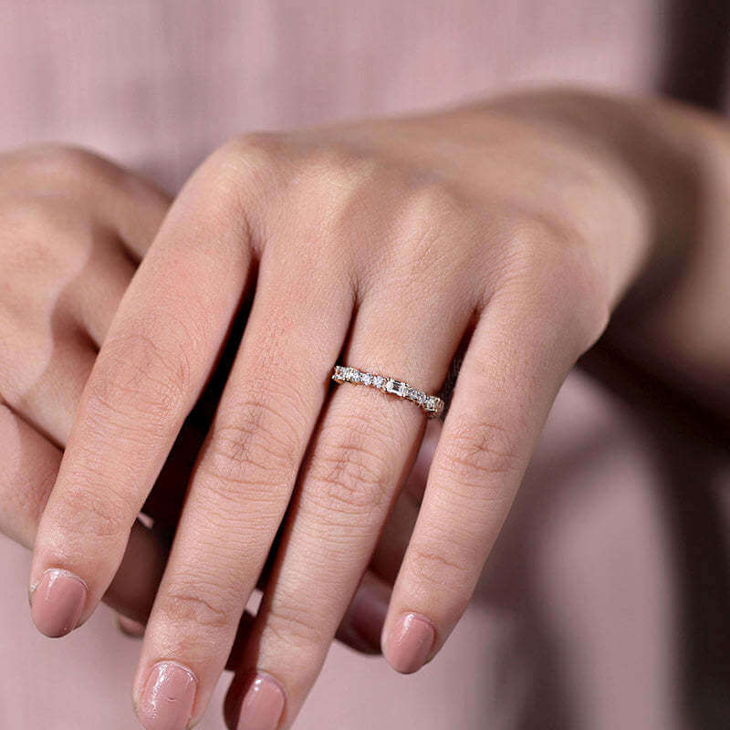 Elegant Emerald and Round Cut Wedding Ring In 925 Sterling Silver