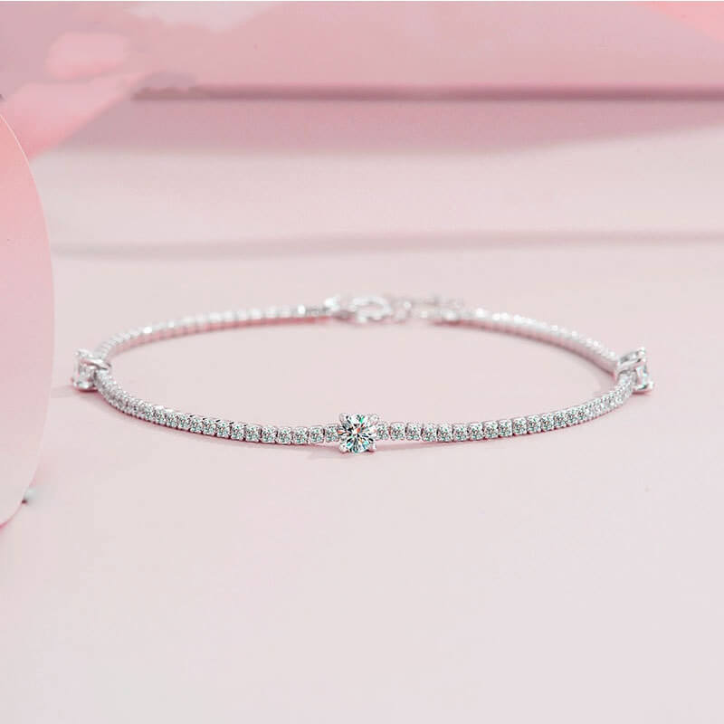 Exquisit Round Cut Moissanite Bracelet in Sterling Silver