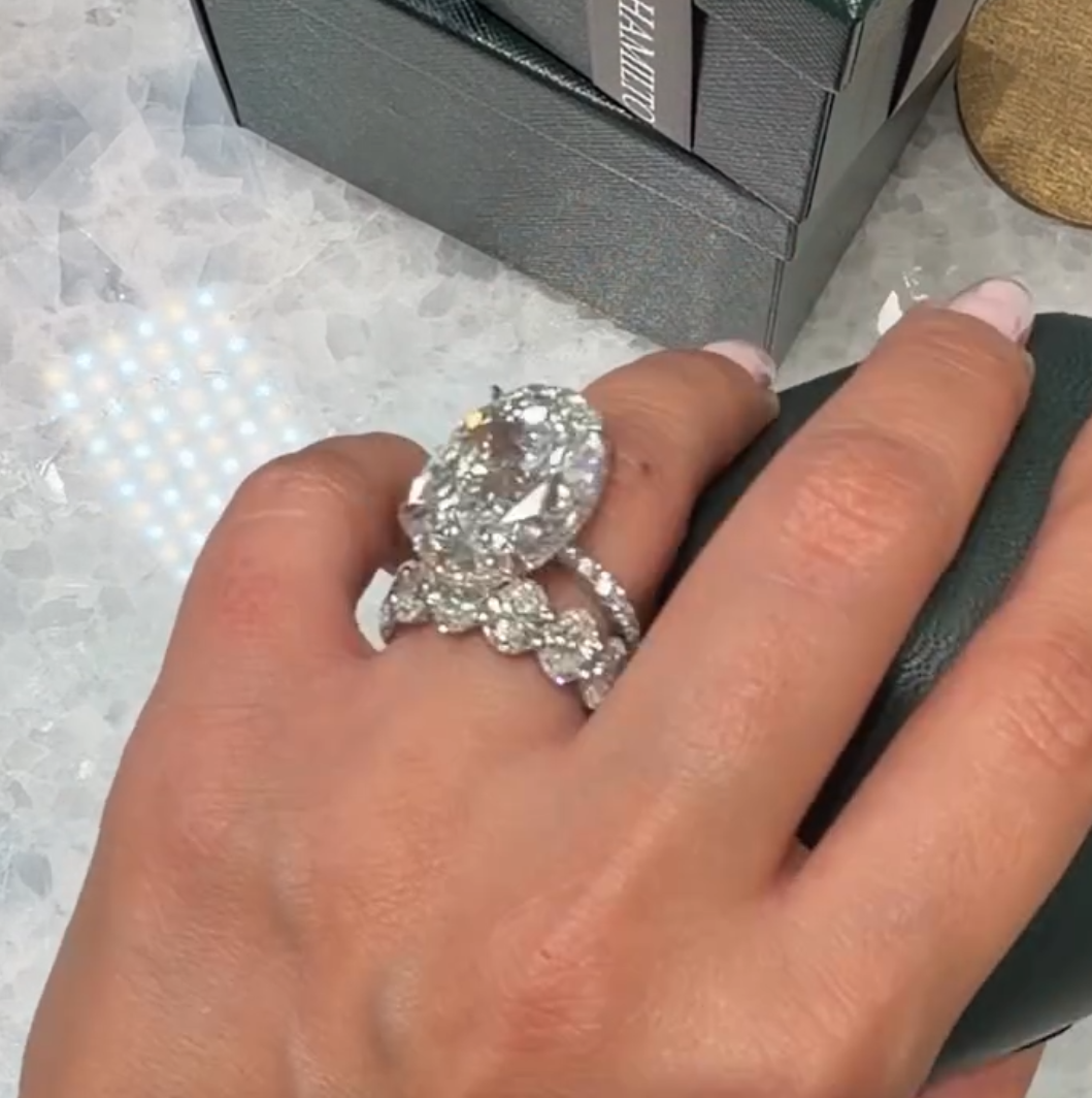 Breathtaking Oval Cut 15.0ct Bridal Ring Set In Sterling Silver