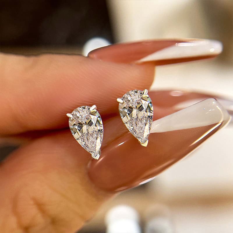 Glittering Pear Cut Women's Stud Earrings In Sterling Silver