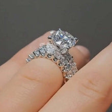 Solarii Luxury Round Cut Wedding Ring Set